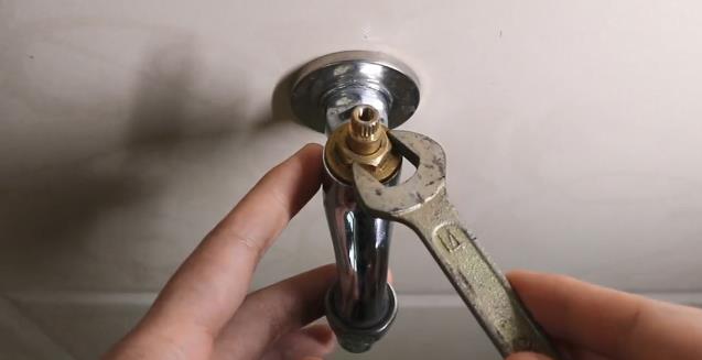 水龍頭滴水怎么處理？看步驟圖跟著老師傅一步步操作一下吧！