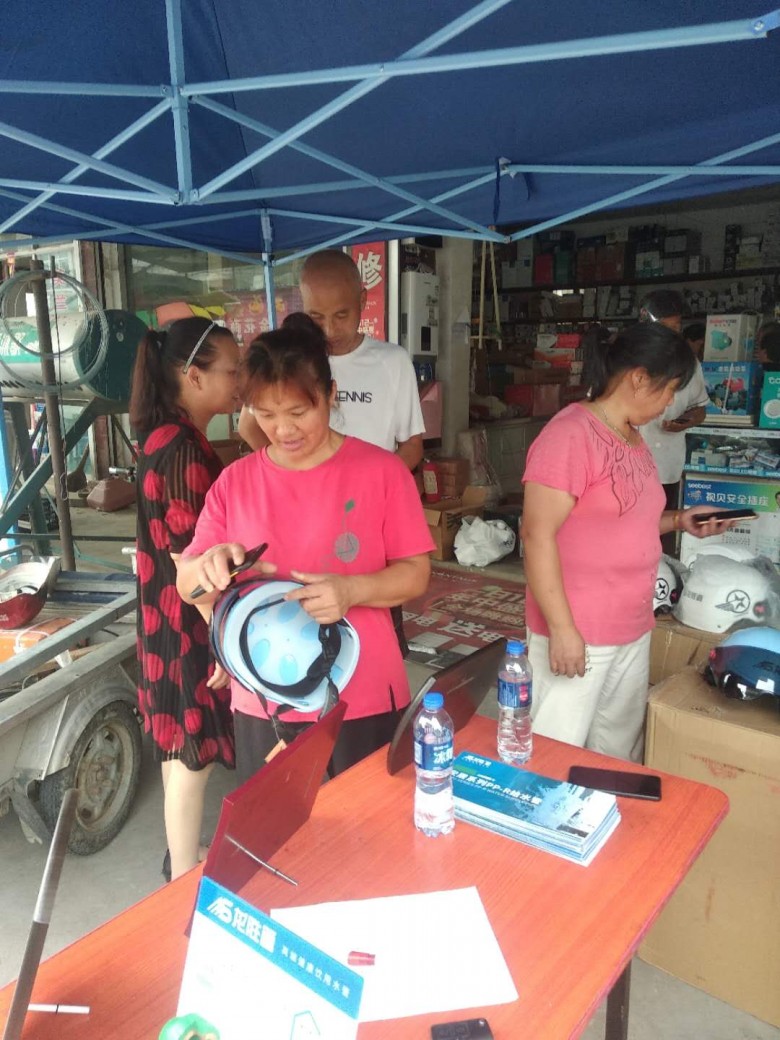 龍勝管海安運營中心助力“一盔一帶”，贈千頂安全盔以踐行社會責任