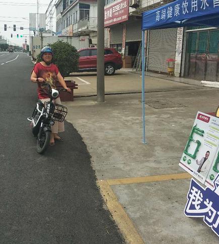 龍勝管海安運營中心助力“一盔一帶”，贈千頂安全盔以踐行社會責任