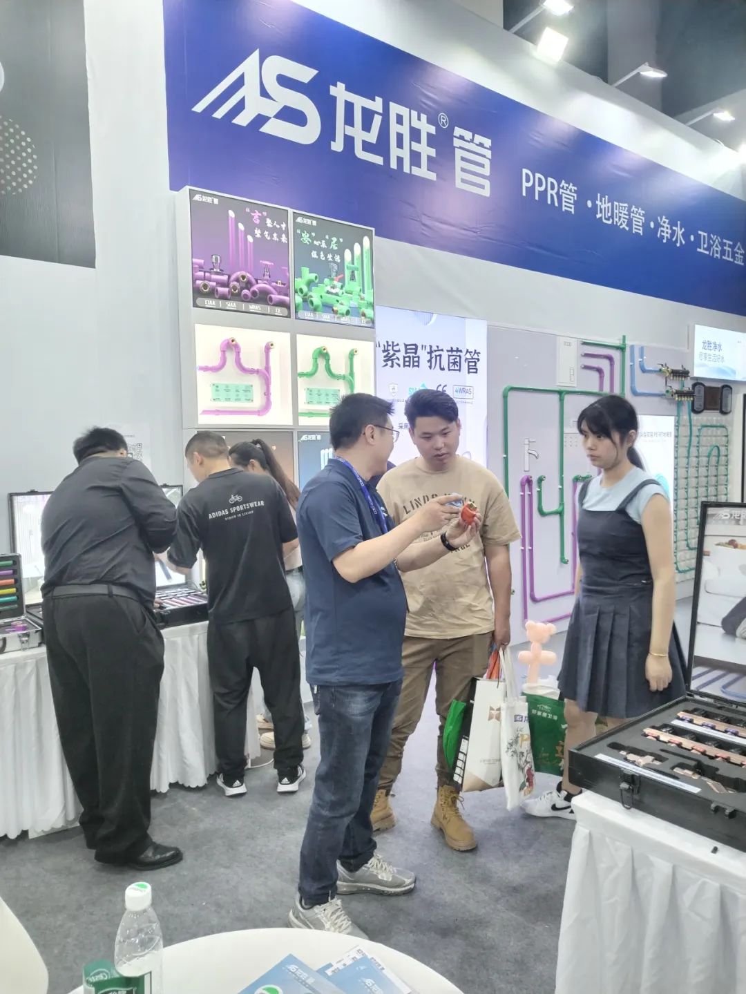 龍勝管2025成都建博會(huì)：用科技重塑健康，以藝術(shù)定義未來(lái)