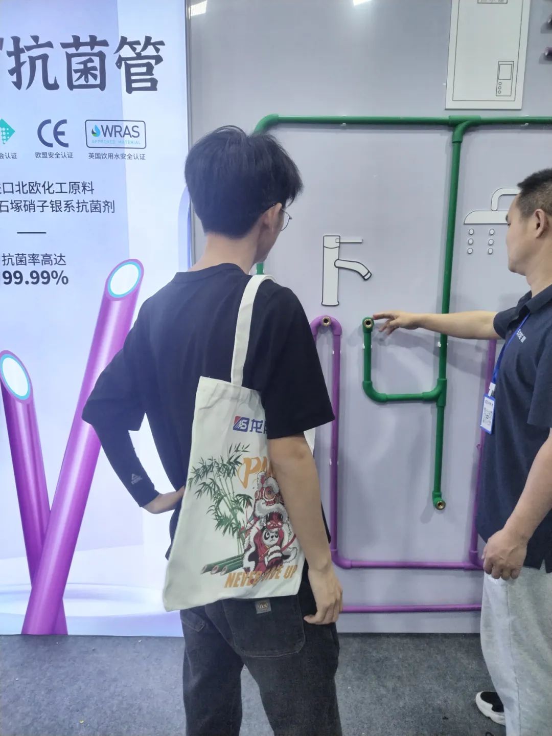 龍勝管2025成都建博會(huì)：用科技重塑健康，以藝術(shù)定義未來(lái)